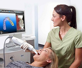 Dentist and patient looiing at iTero scan
